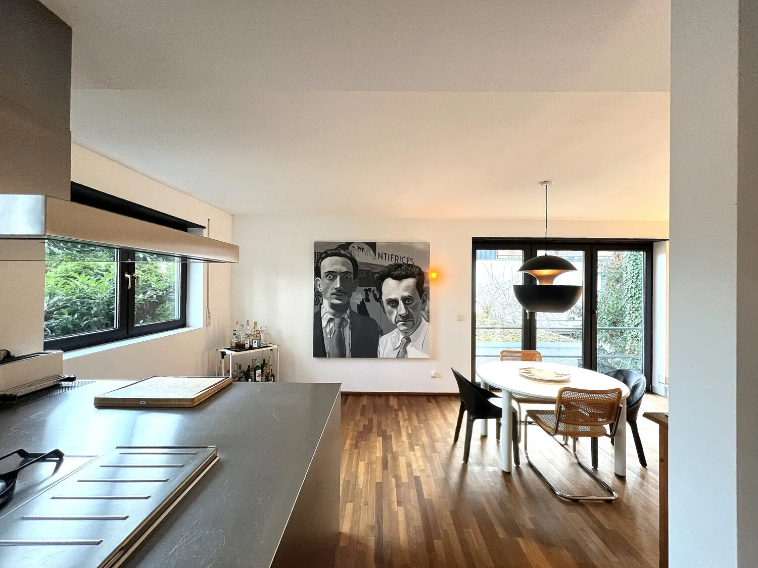 Blick von der Küche in den Essbereich