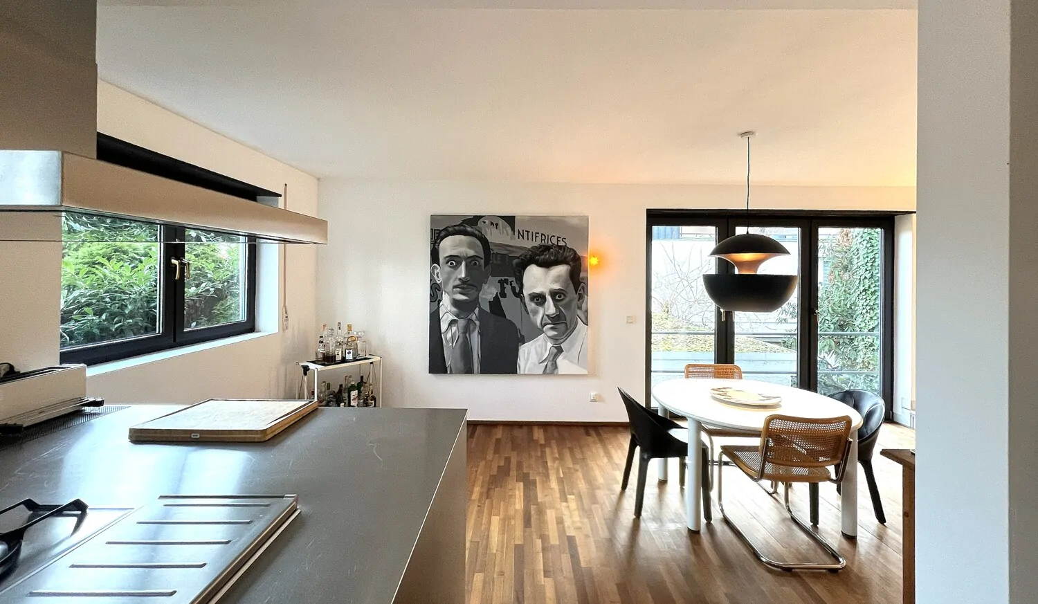 Blick von der Küche in den Essbereich