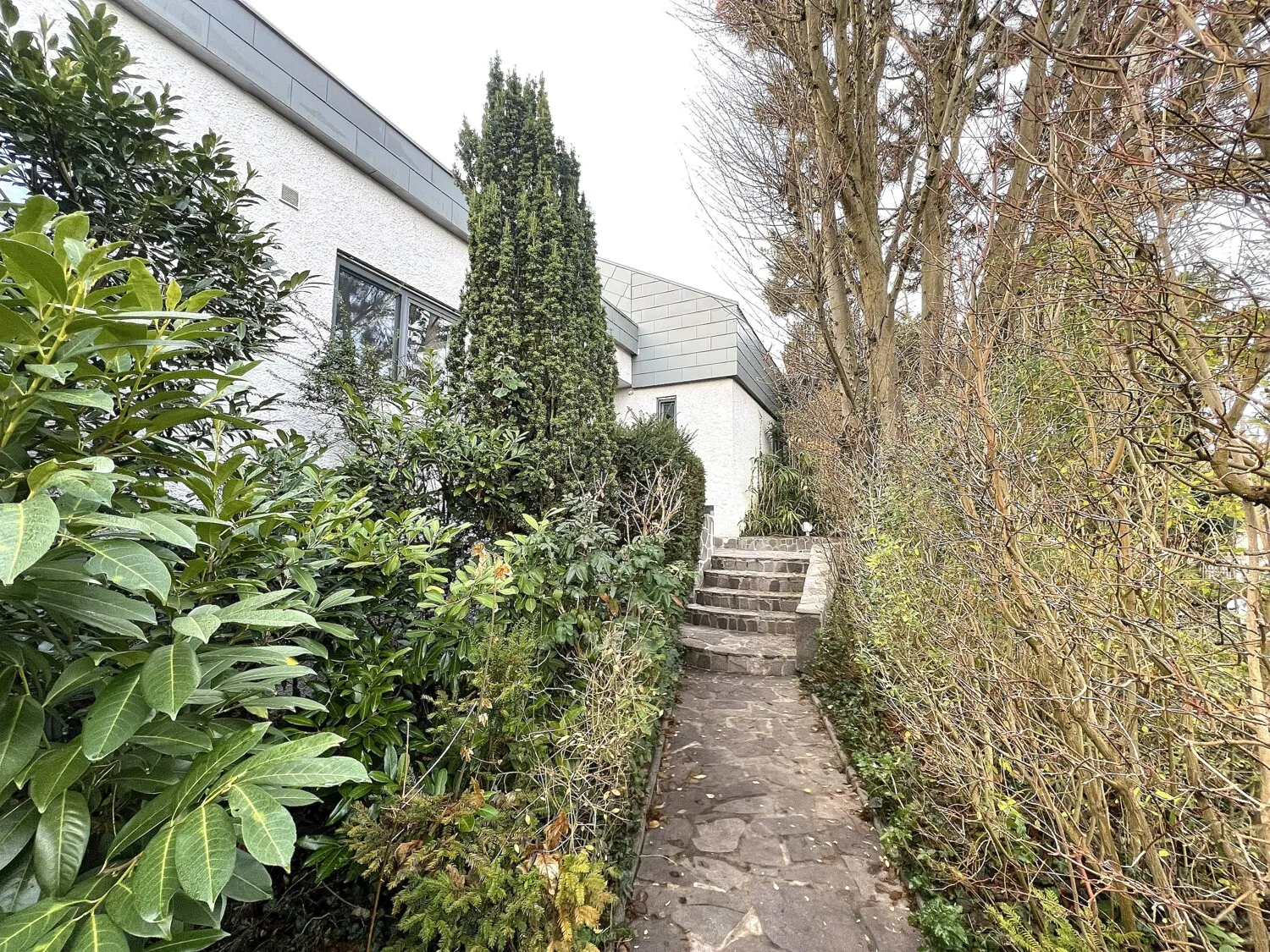 Blick zum Haupteingang und zur Einliegerwohnung