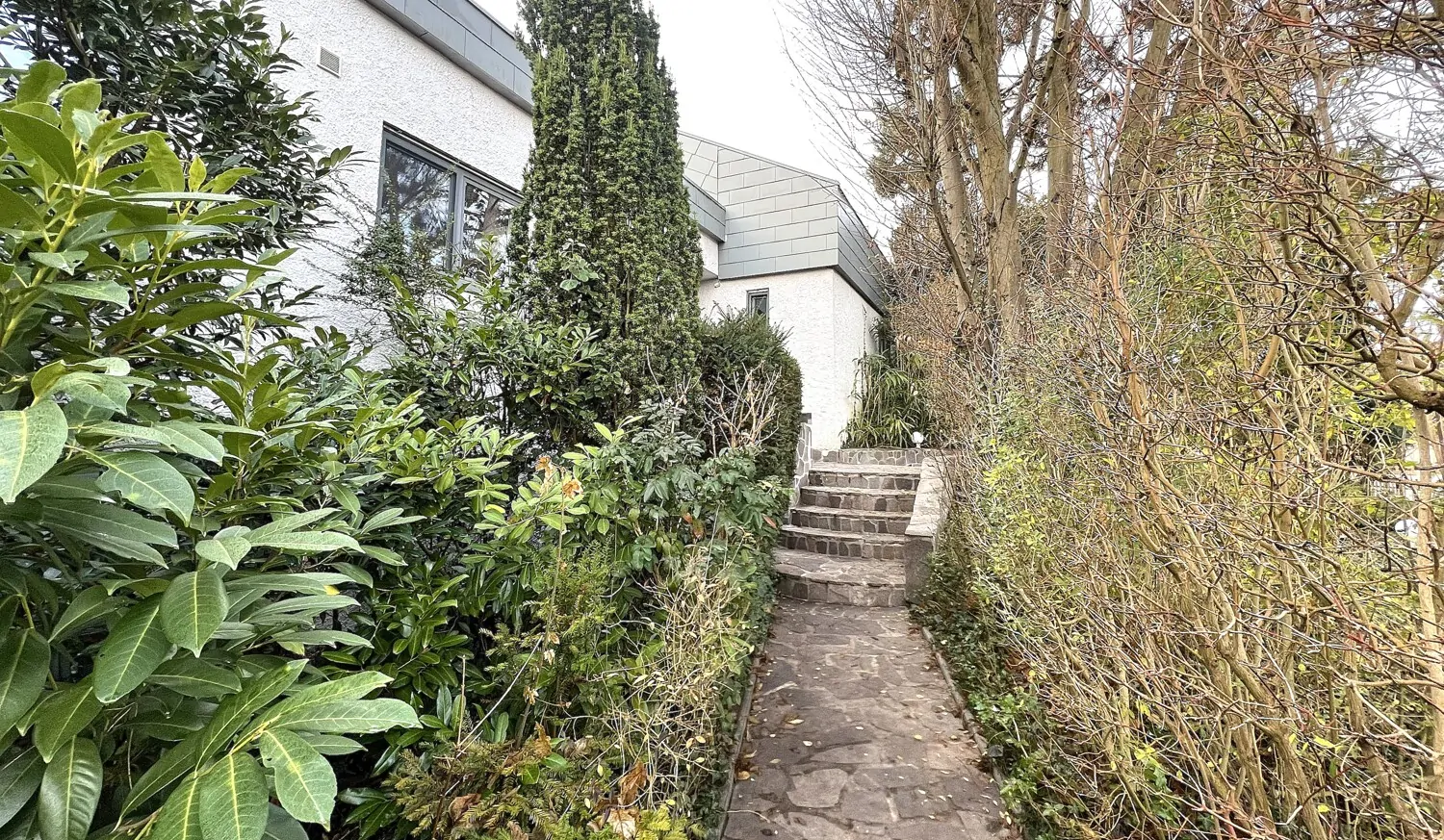 Blick zum Haupteingang und zur Einliegerwohnung