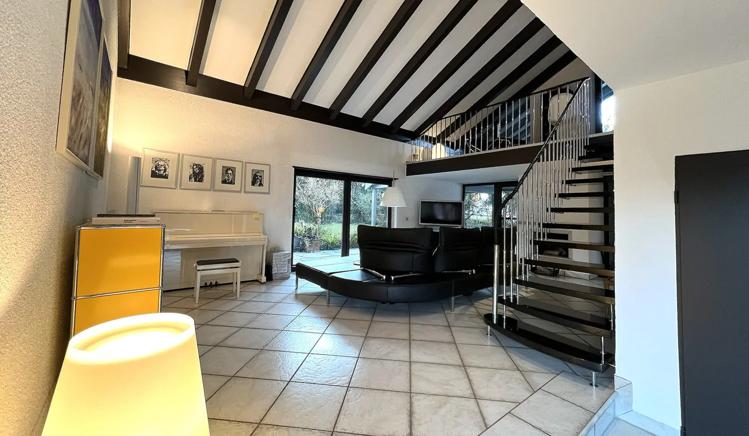 Traumhafter Wohnbereich mit Blick zur Galerie