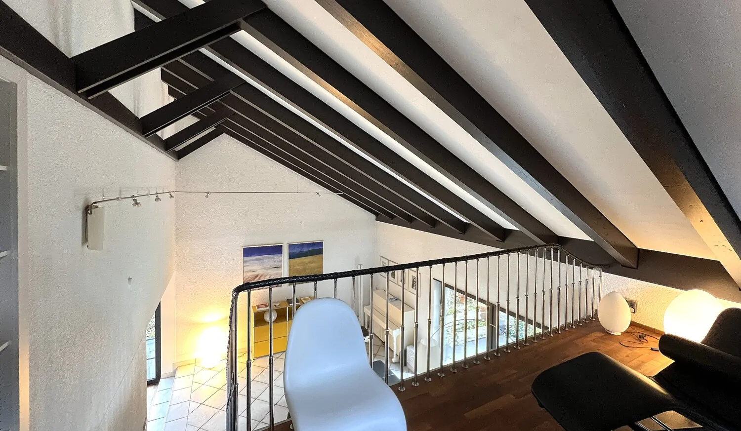 Offene Galerie mit Blick in den Wohnbereich