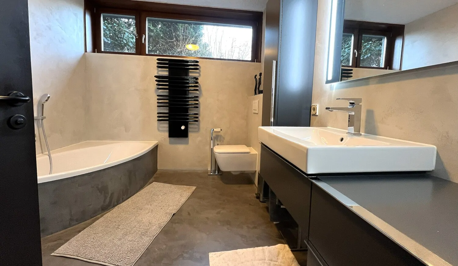 Modernes Badezimmer mit Wanne und Dusche