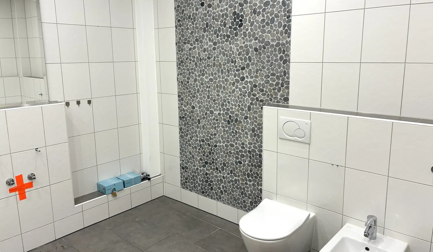 Bad mit 2 Waschbecken in Vorbereitung und .......