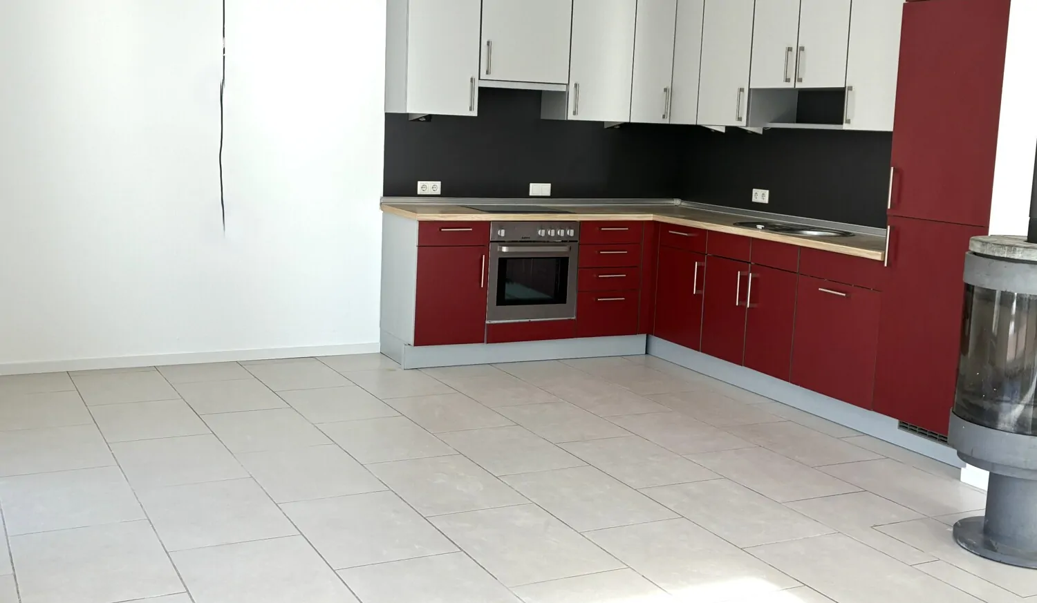 Einbauküche mit Ofenkamin im Essbereich