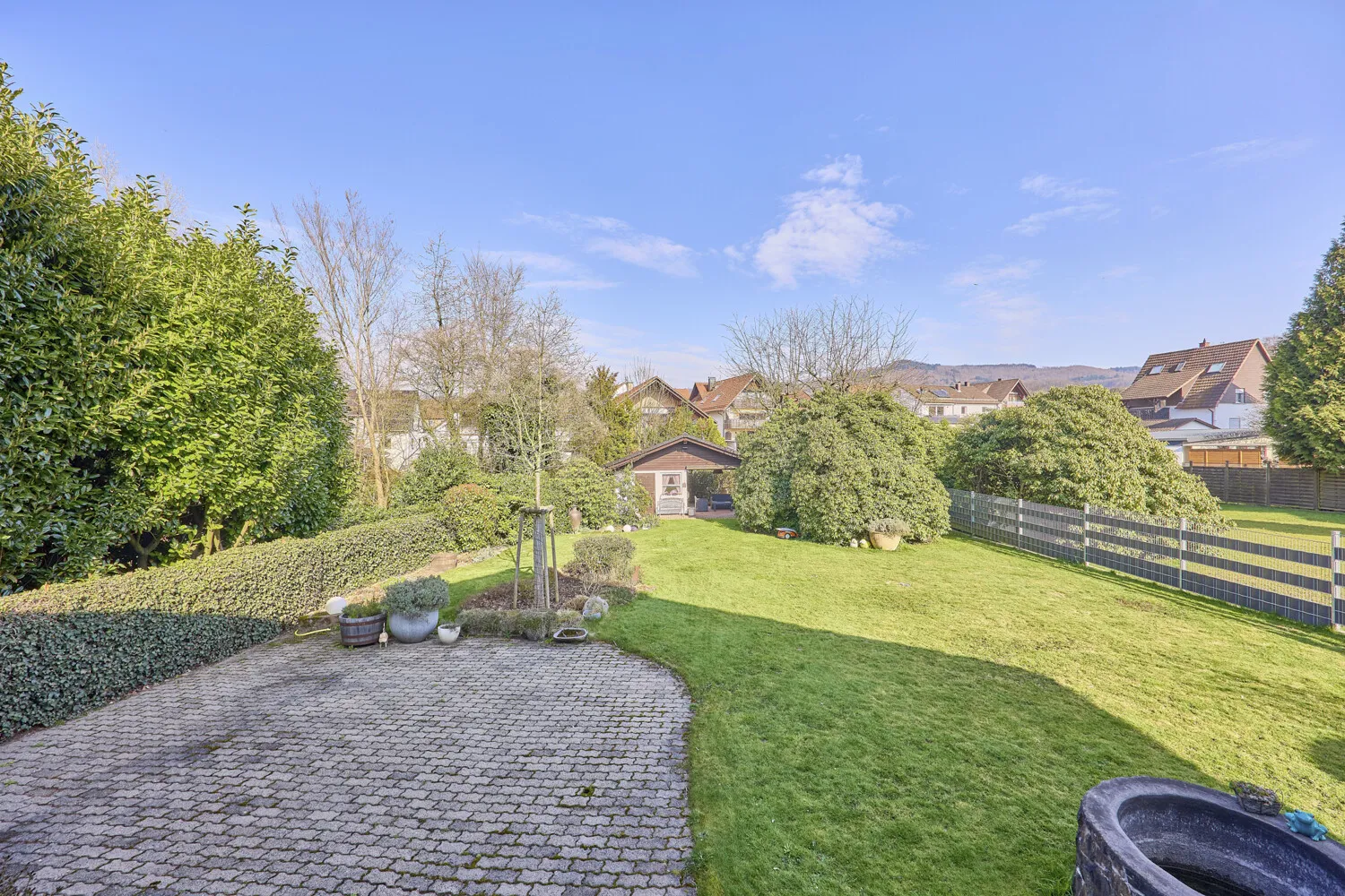 Blick über das Grundstück vom Wohnhaus