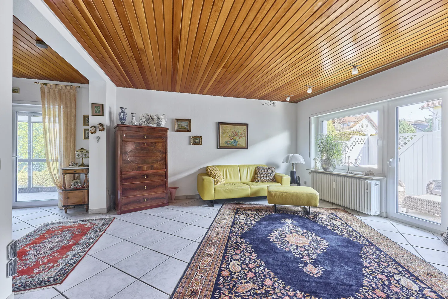Offenes Wohnzimmer mit Zugang Terrasse Erdgeschoss