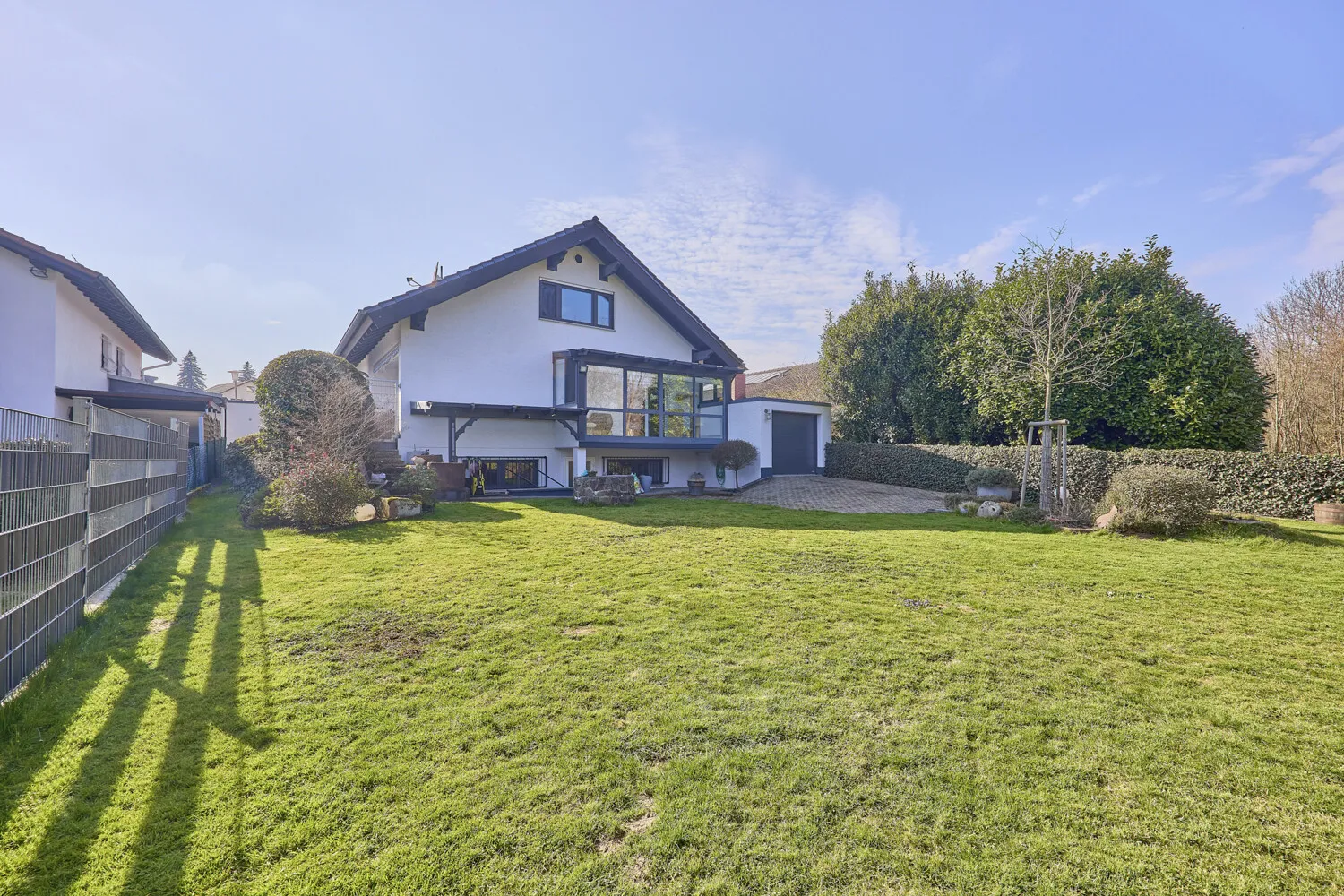 Blick auf Wohnhaus und Garten