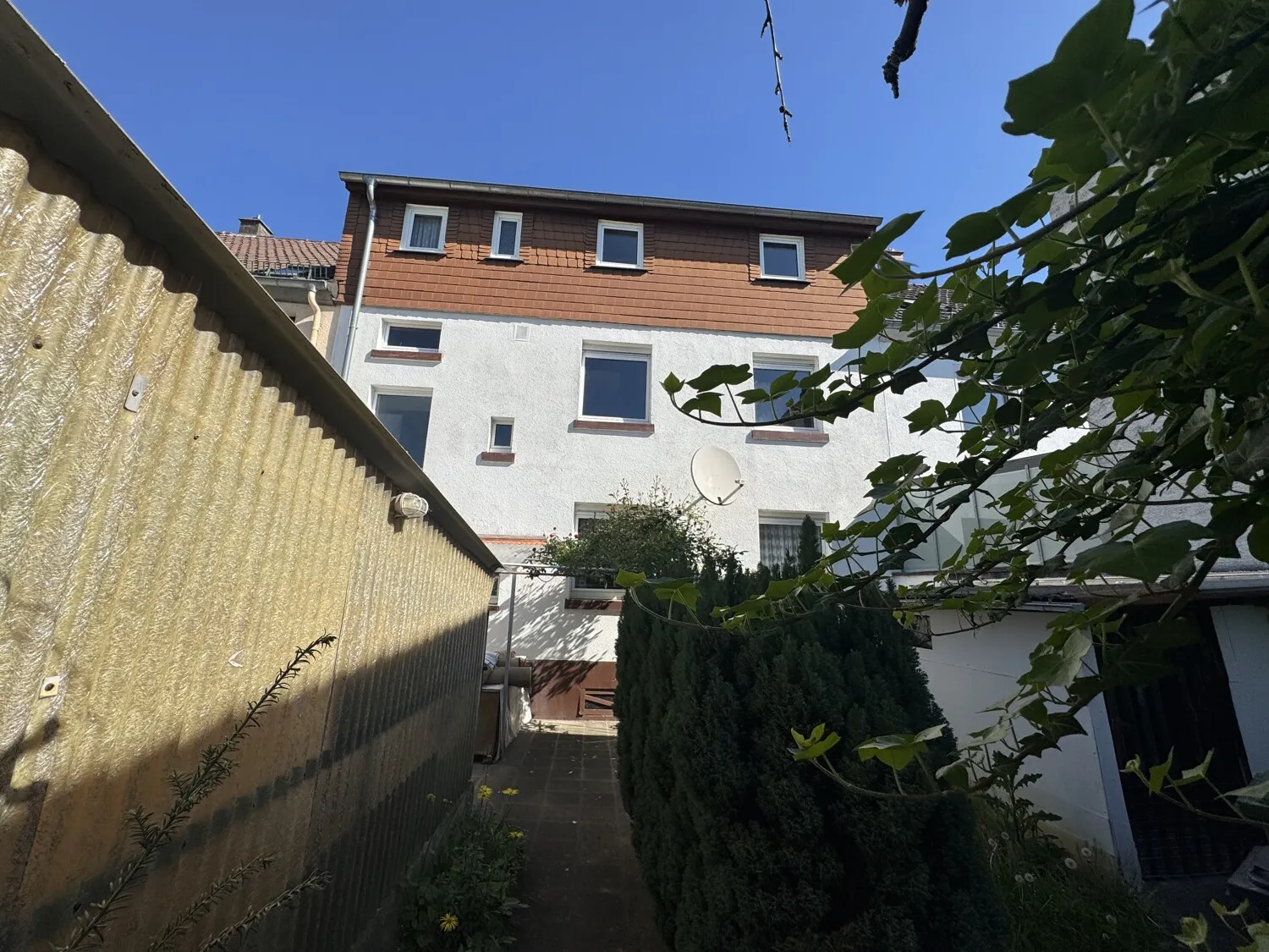 Hinteransicht vom Garten aus