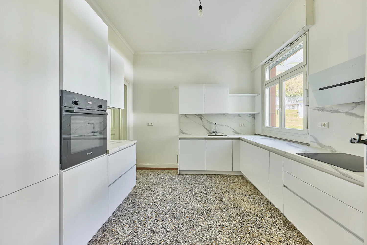 Moderne und neu eingebaute Küche mit Speisekammer