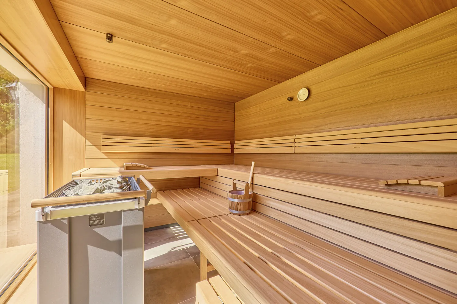 Große Hotelsauna der Firma Klavs mit Blick in den Park