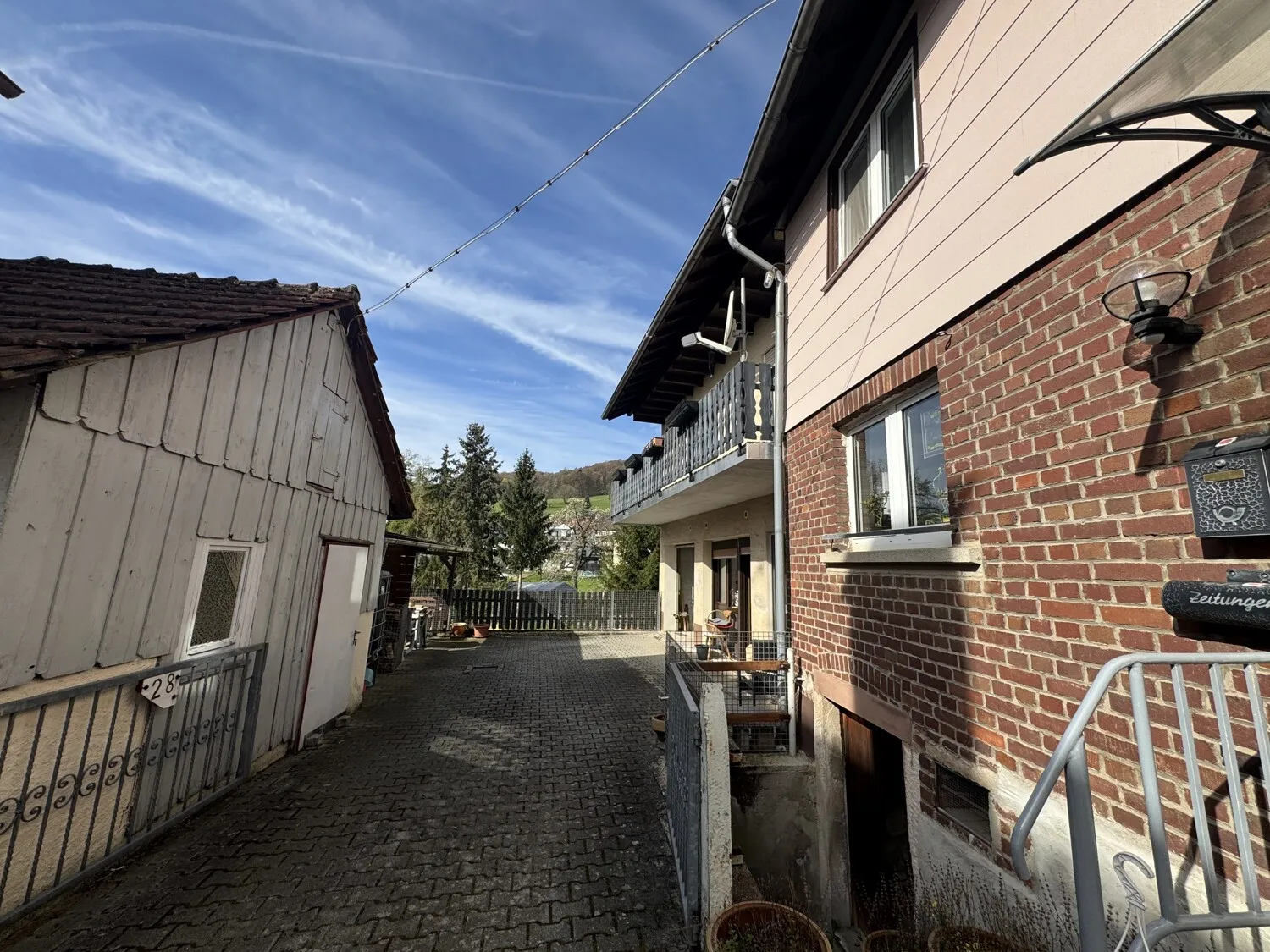 Blick zu beiden Häusern