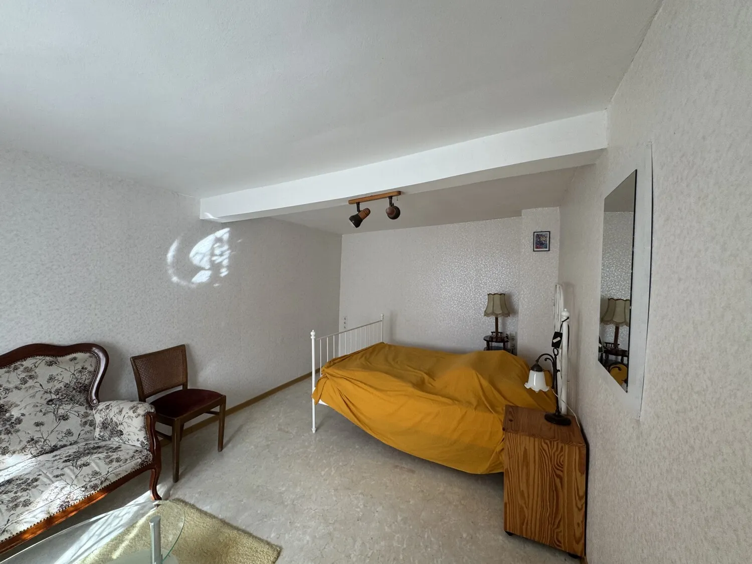 Großes Schlafzimmer im Altbau