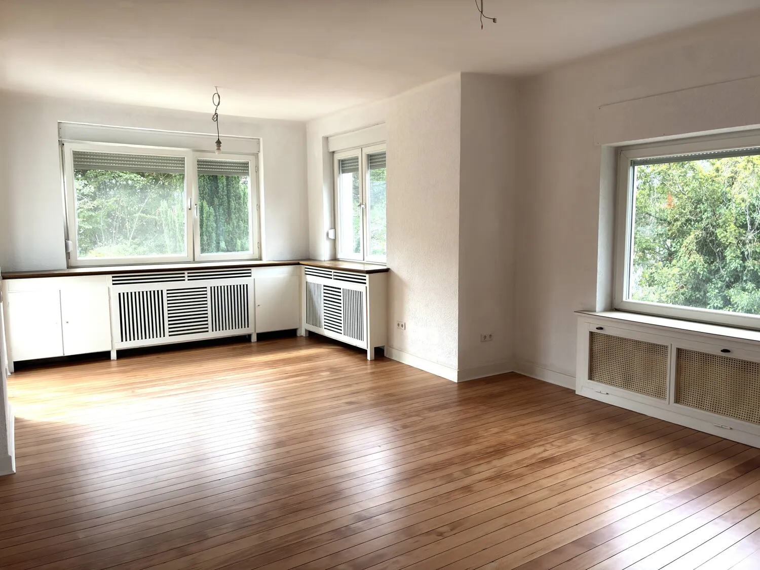 Esszimmer mit Zugang zur Terrasse und Garten