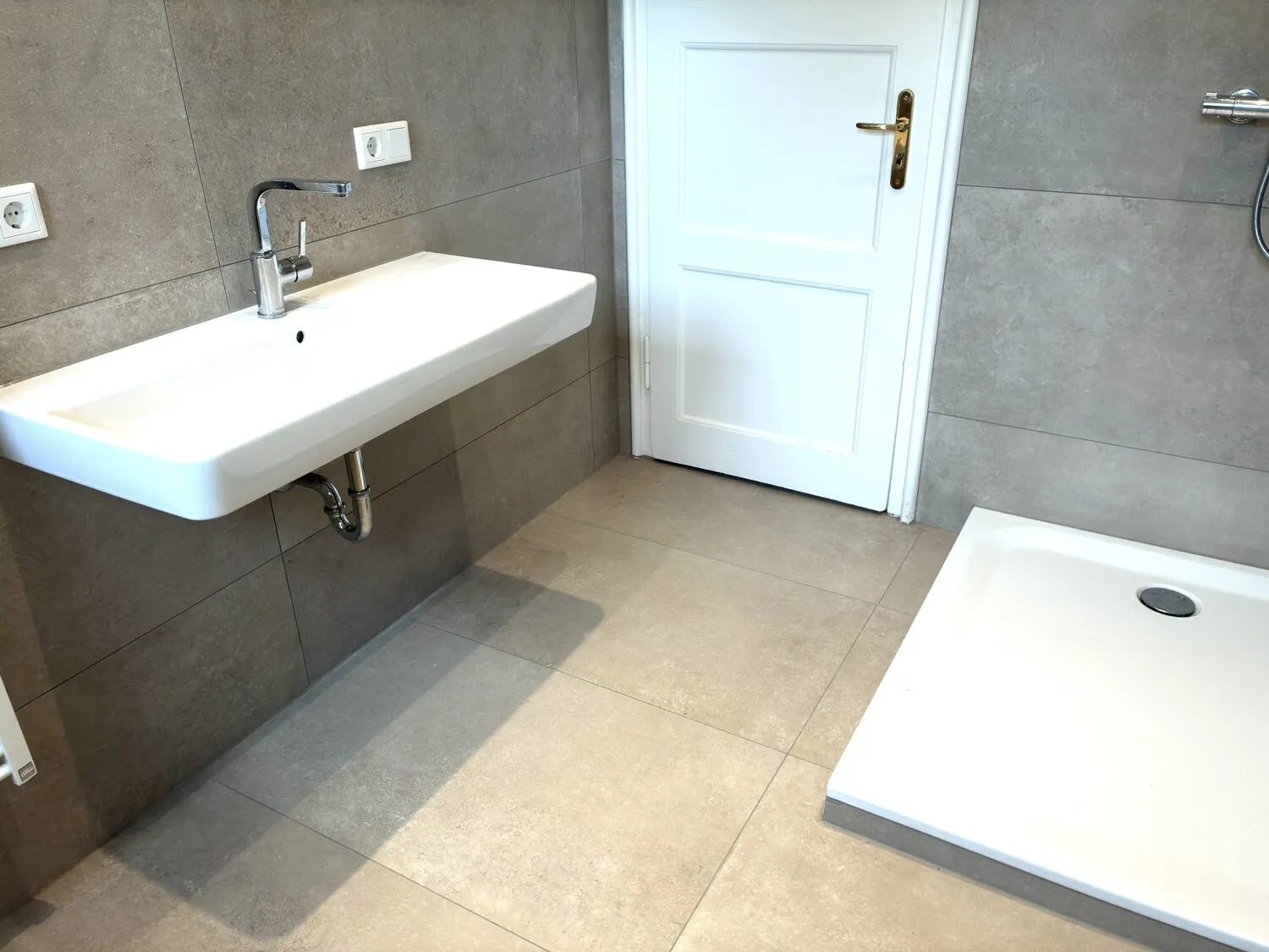 Beige Fliesen an Wand und Boden 2