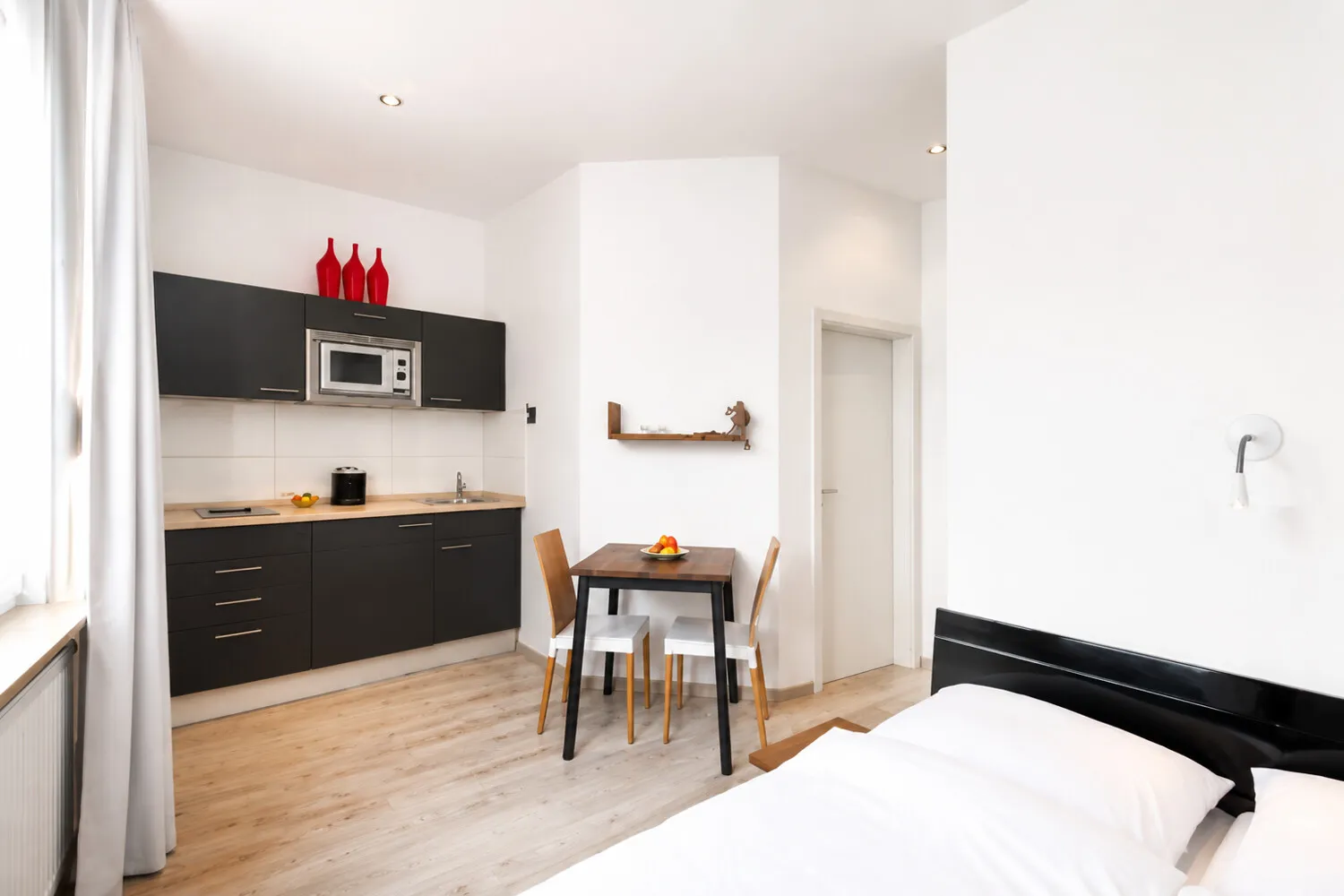 Apartment # 4 Altstadt im OG: Moderne Küche und Schlafbereich