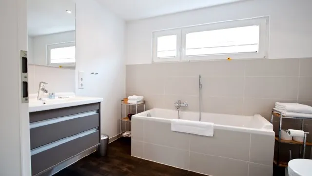 Apartment # 5 Starkenburgblick im DG: Badezimmer mit Wanne und Dusche