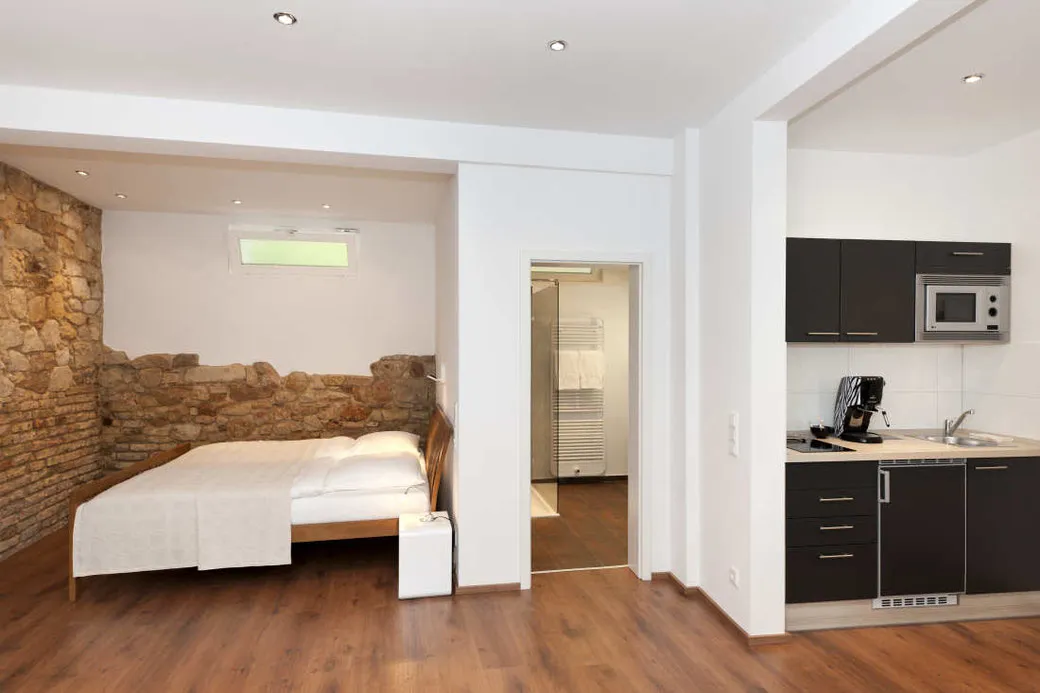 Apartement # 1 Backstube im EG: Blick zum Schlaf- und Küchenbereich