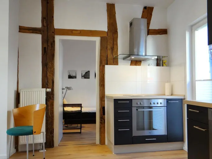 Apartment # 3 Fachwerkstube im OG: Blick zur voll ausgestatteten Küche