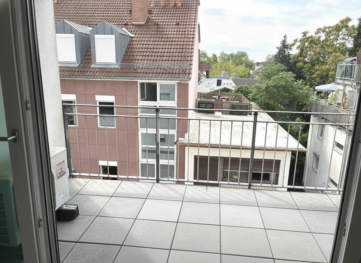 Balkon mit Blick in die Stadt