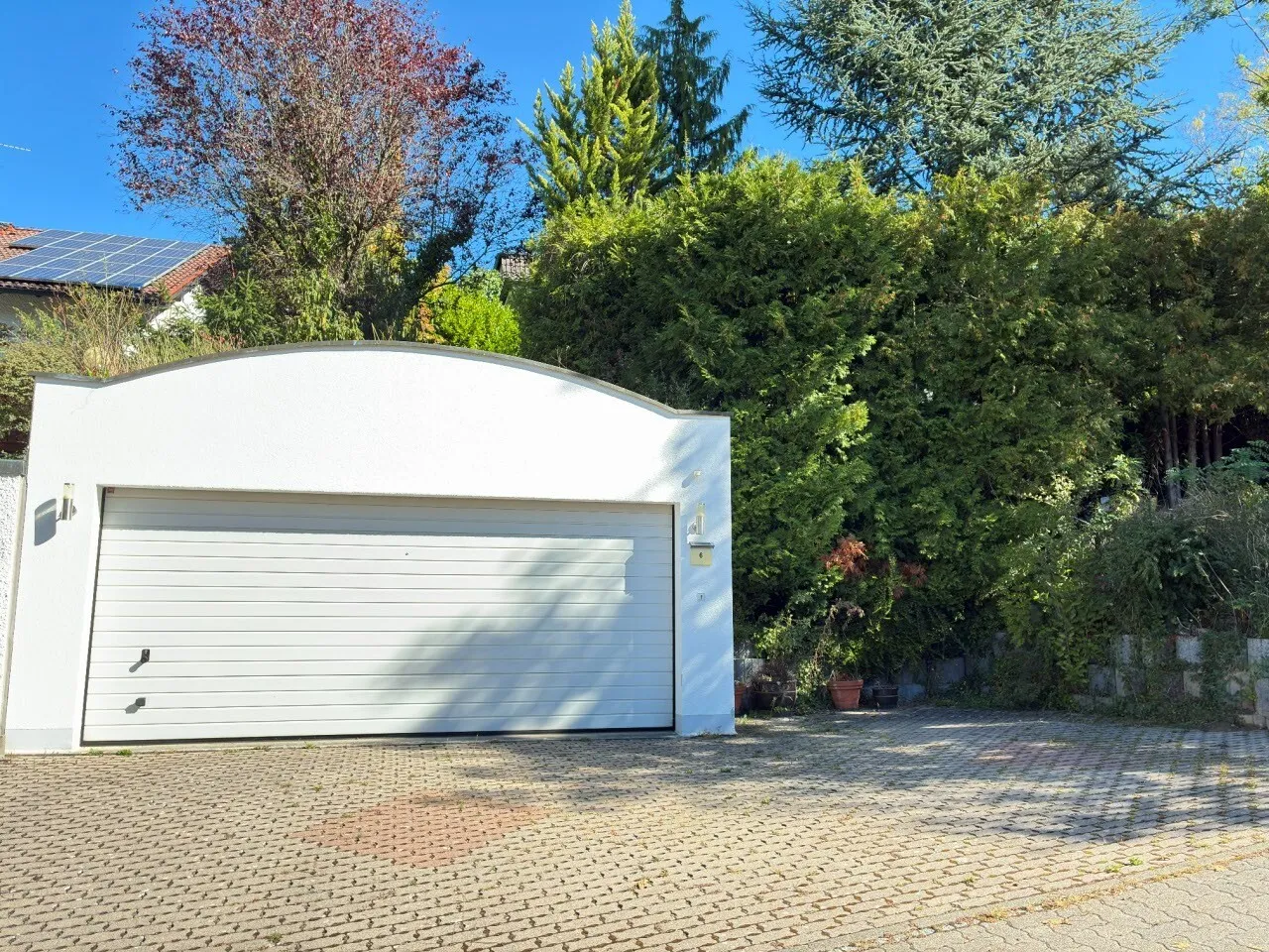 Doppelgarage mit Stellplätzen