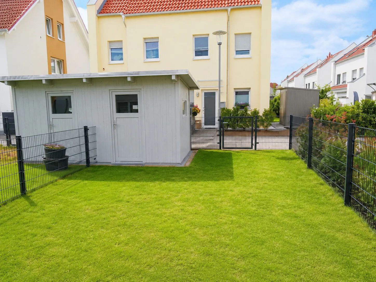 Gepflegter Garten mit Gartenhaus