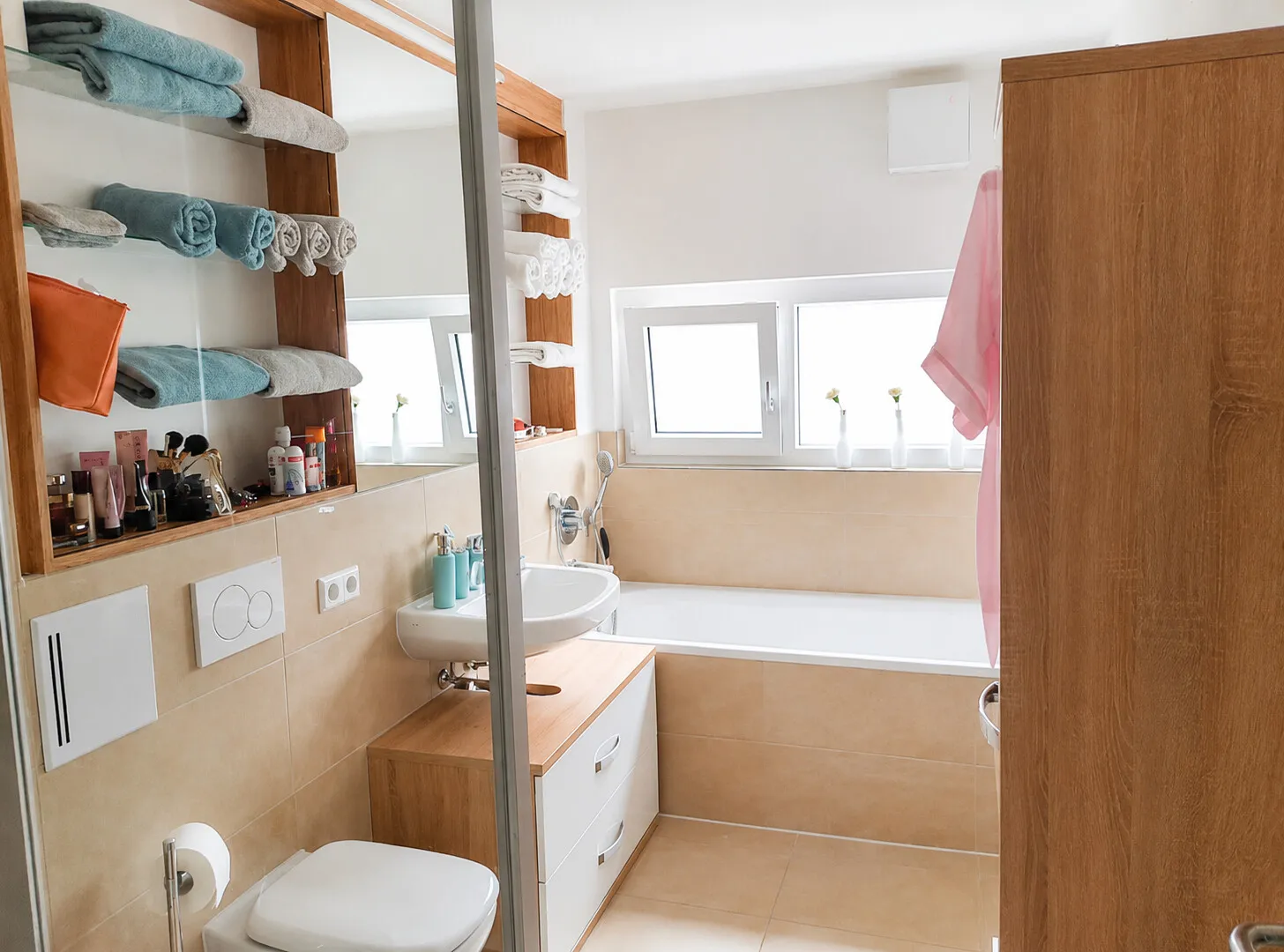 Zeitloses Badezimmer mit Wane und Dusche