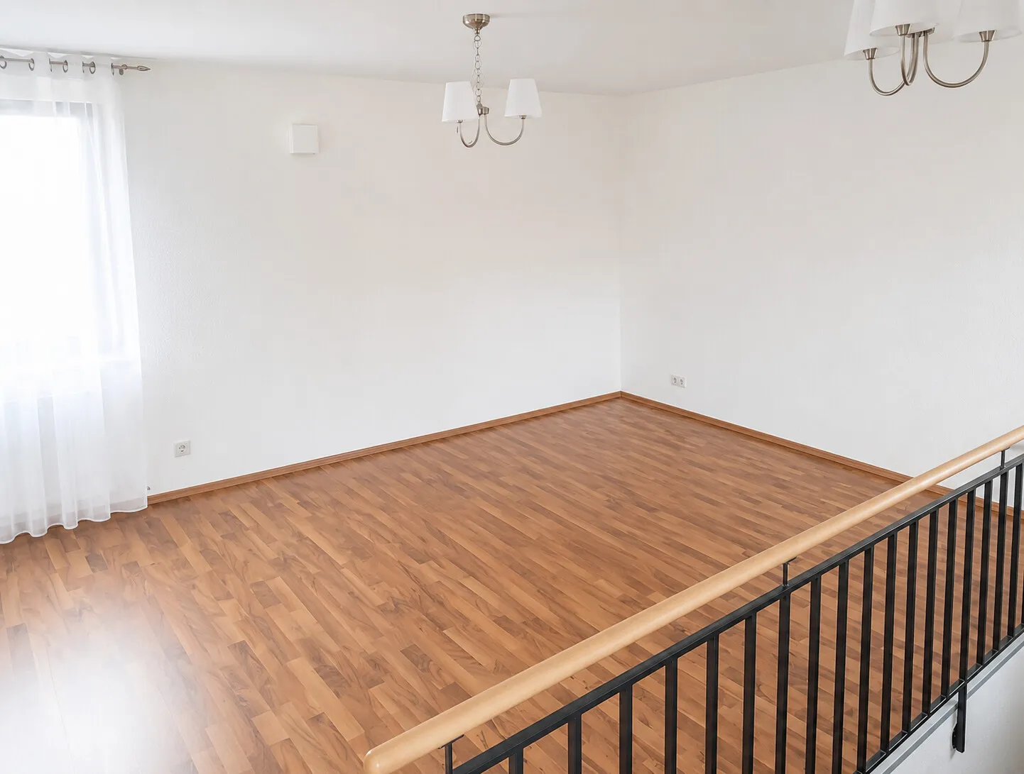 Galeriezimmer mit Dachterrasse