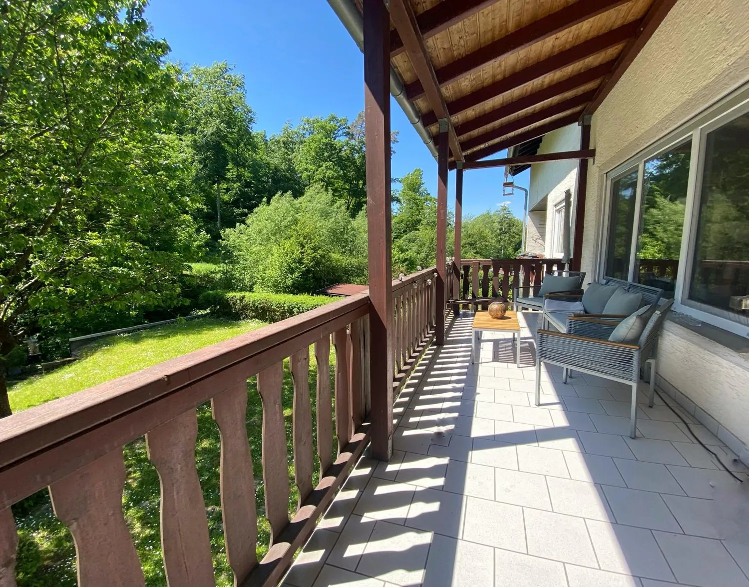Schöner Balkon mit Blick ins Grüne