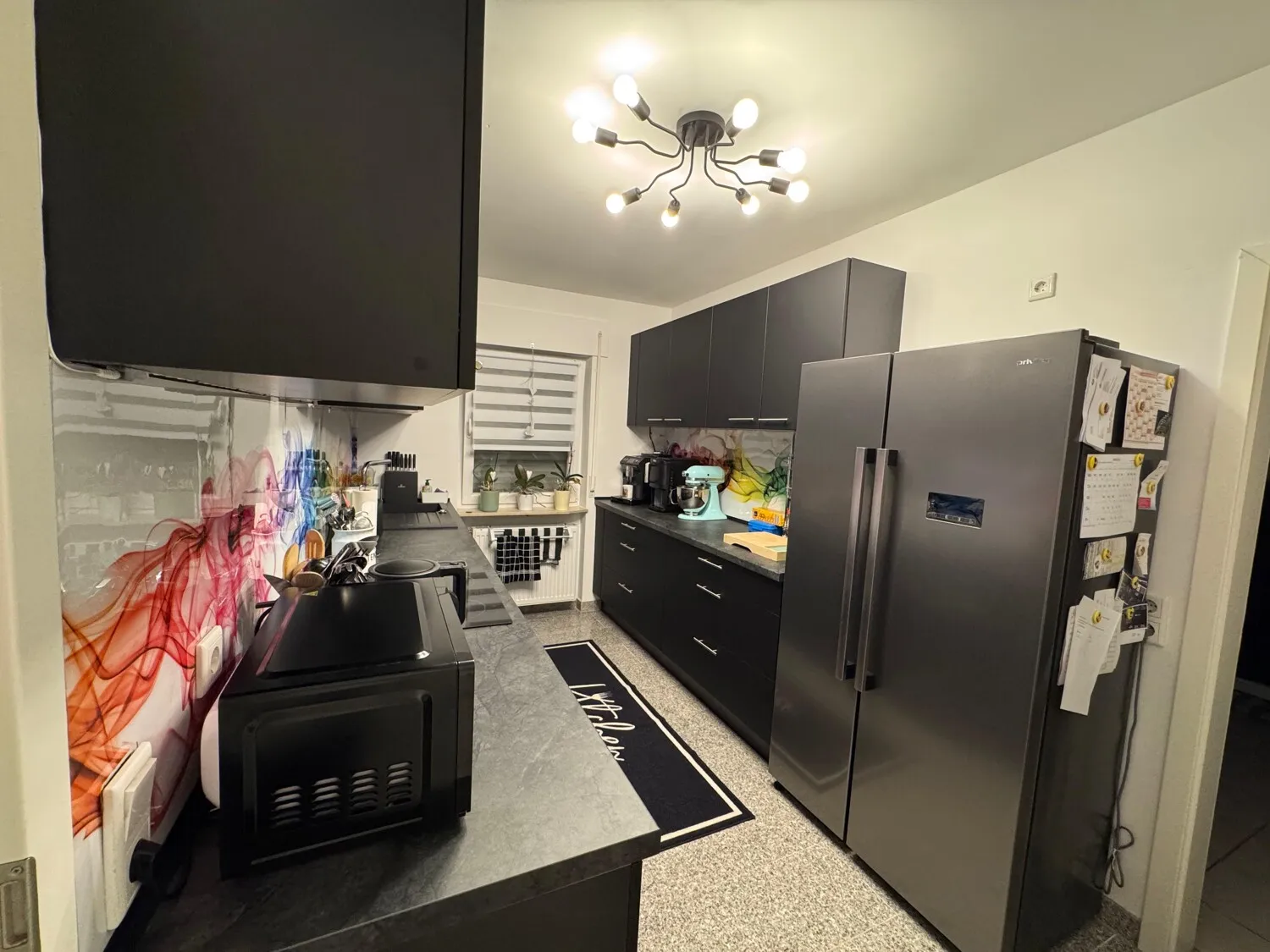 und einen großen Kühlschrank