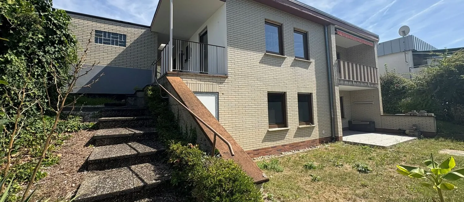 Hausansicht mit Garage