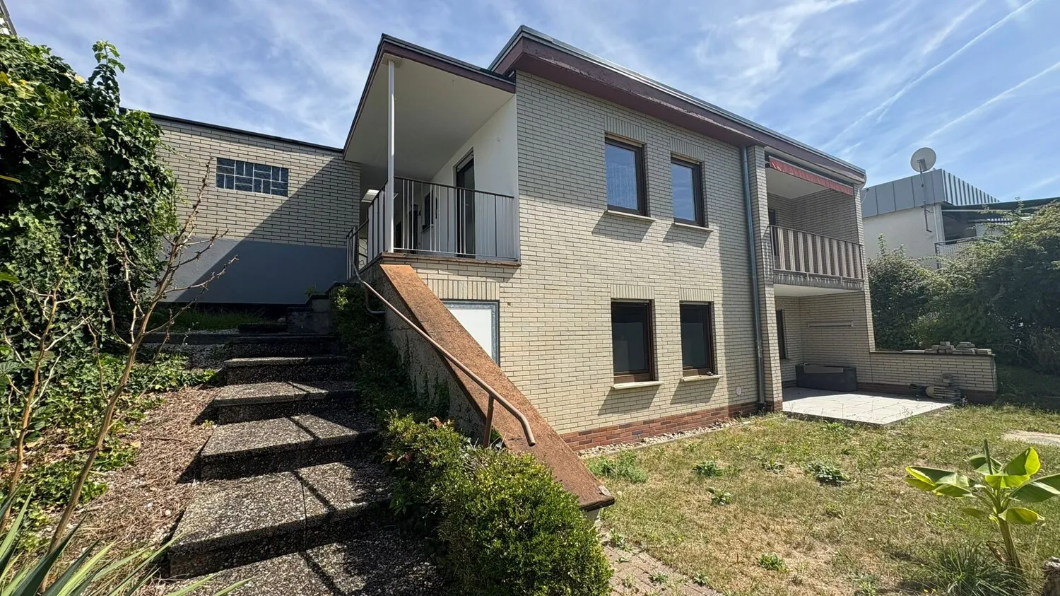 Hausansicht mit Garage