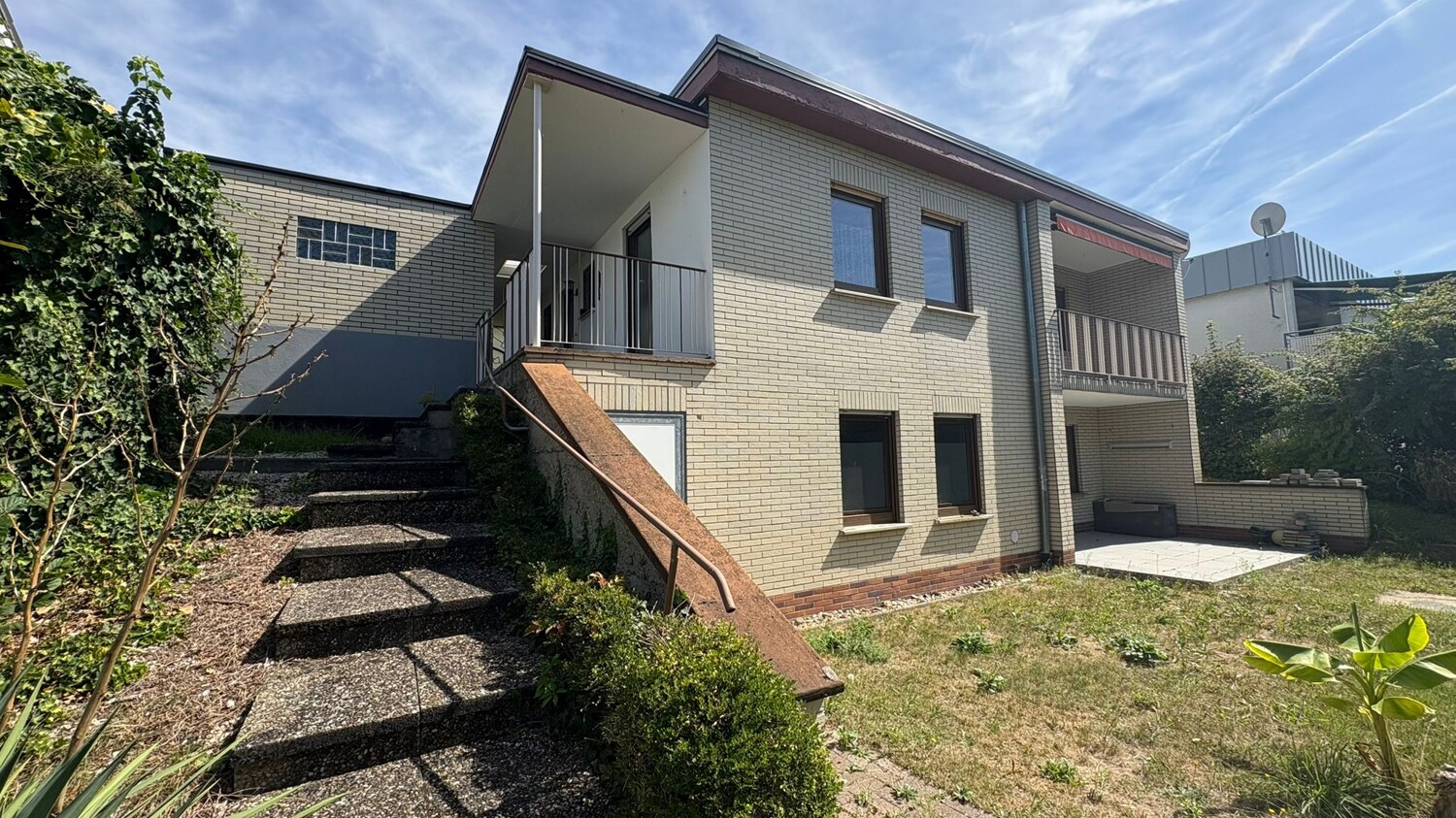 Hausansicht mit Garage