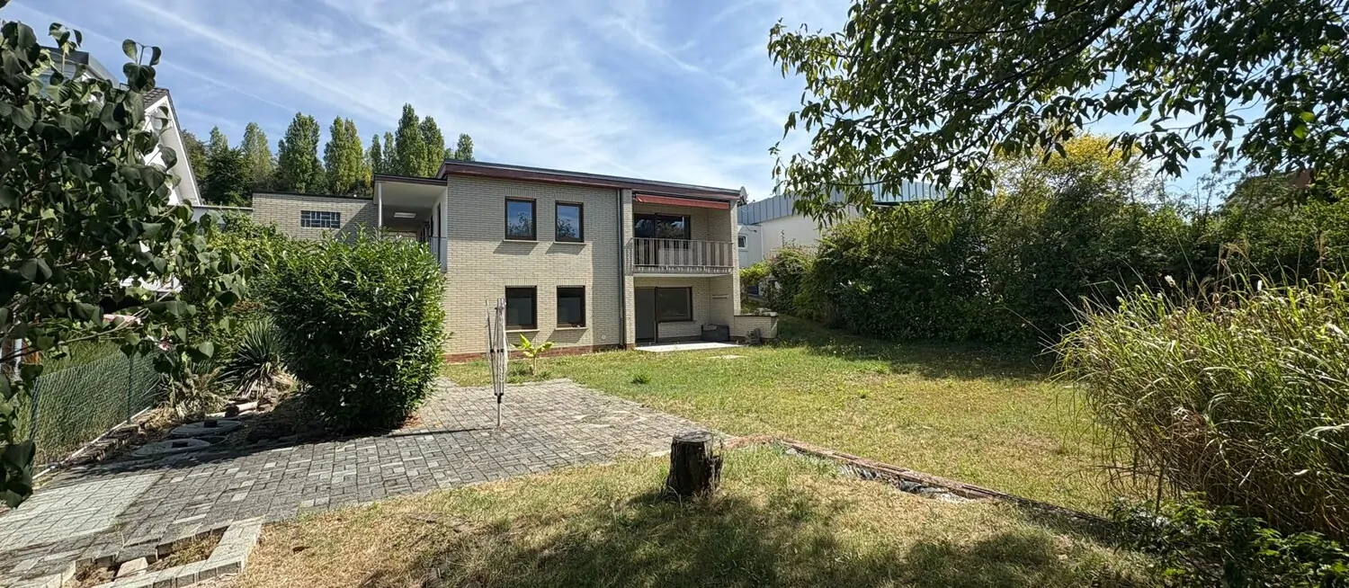 Hausansicht mit Garten