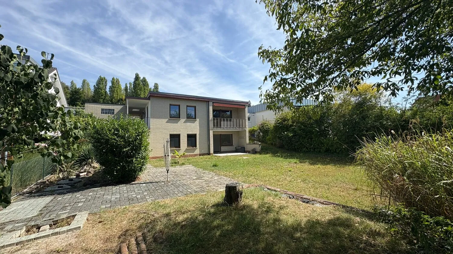 Hausansicht mit Garten