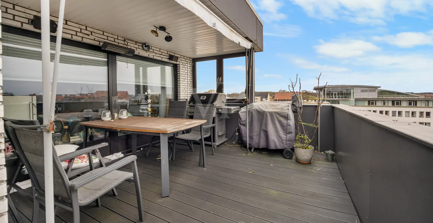 überdachter Sitzbereich auf der Dachterrasse