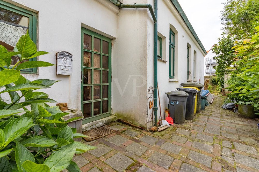 Hinter dem Haus