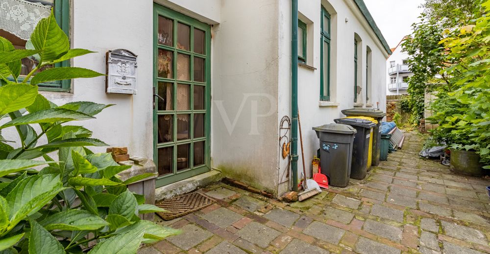 Hinter dem Haus
