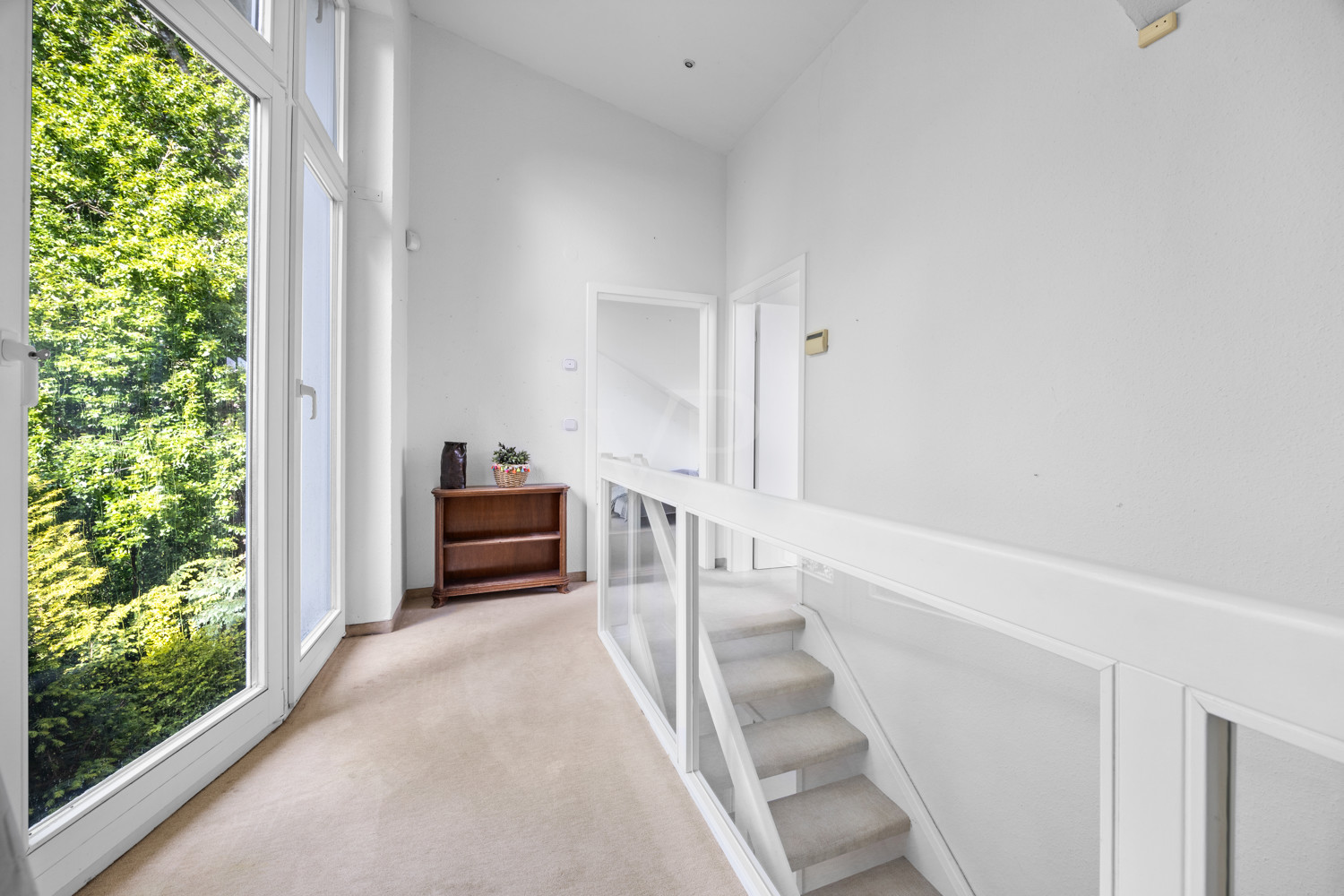 Galerie mit Treppe im OG.