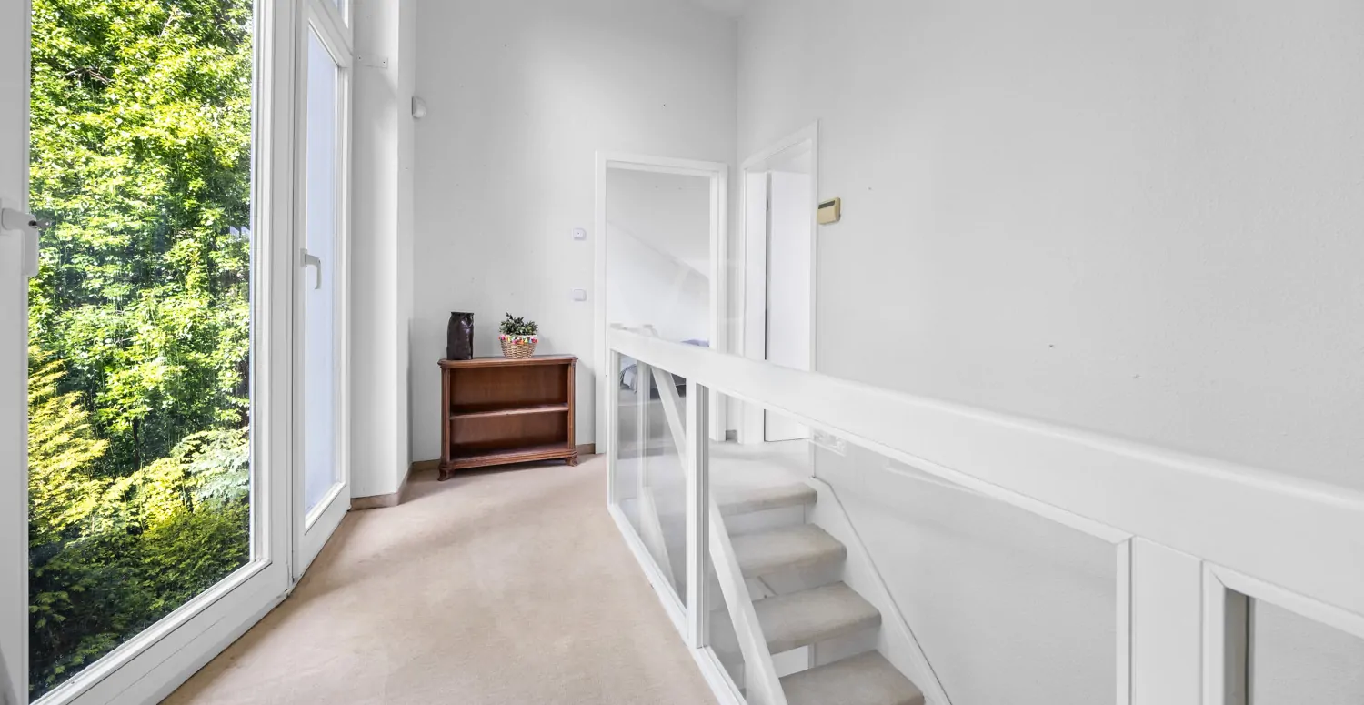 Galerie mit Treppe im OG.