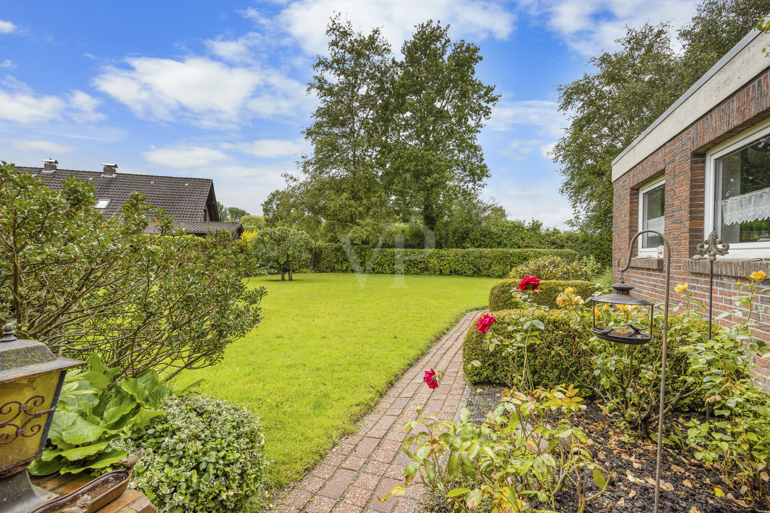 Garten mit Garage zur Seite