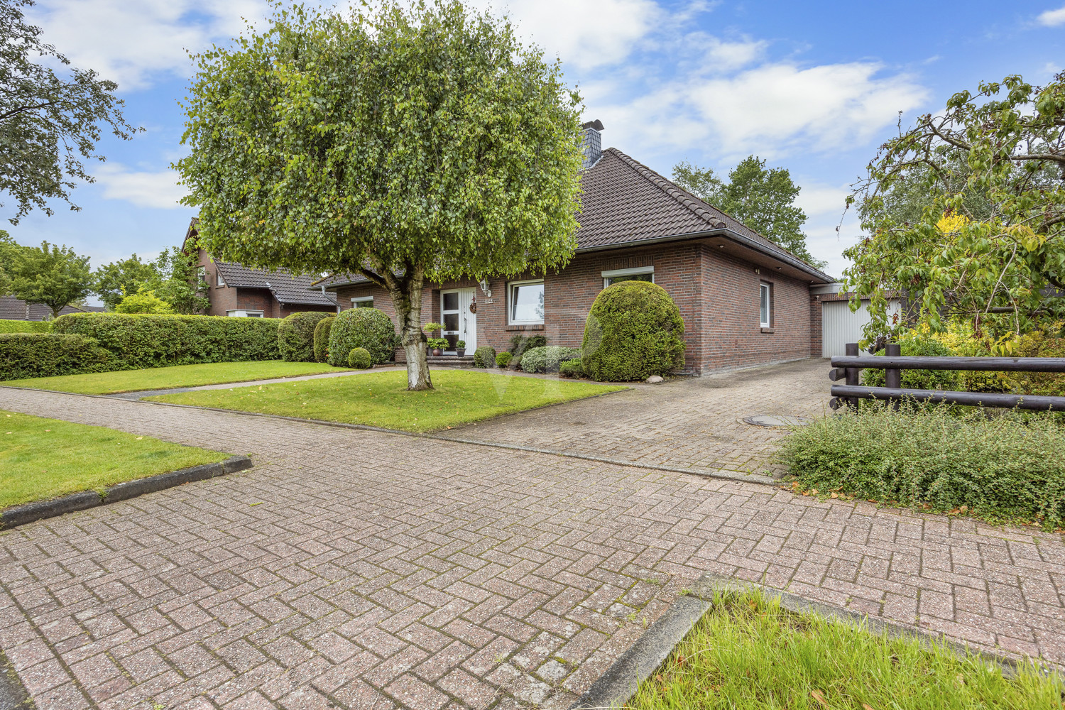 Vorderansicht Haus mit Garage