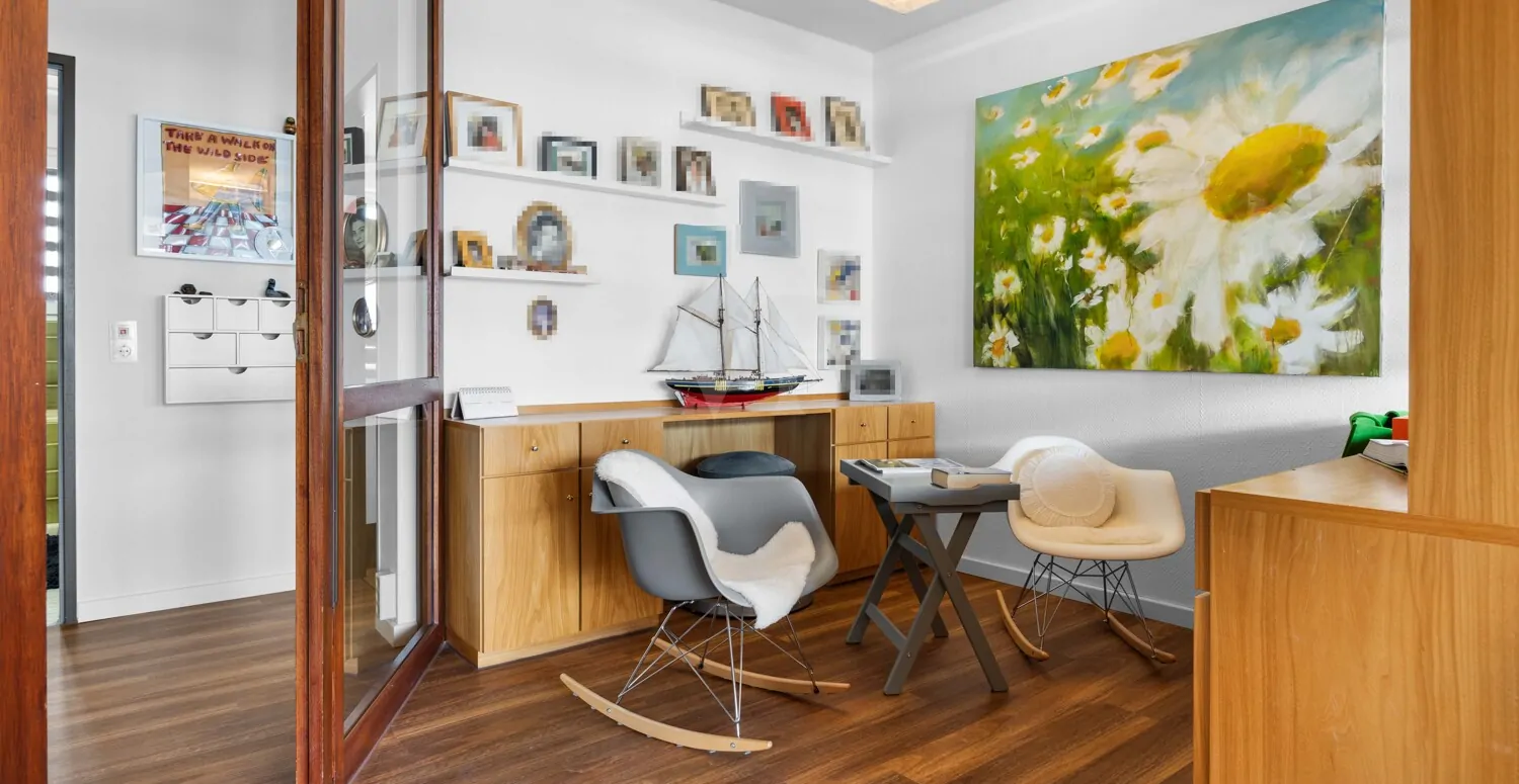 indirekt getrennter Bereich im Wohnzimmer