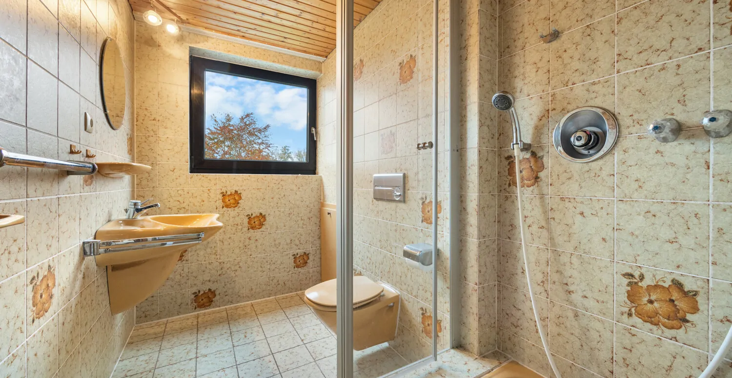 Bad mit Dusche Obergeschoss