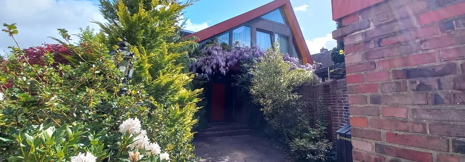 Haus von vorne und Eingang