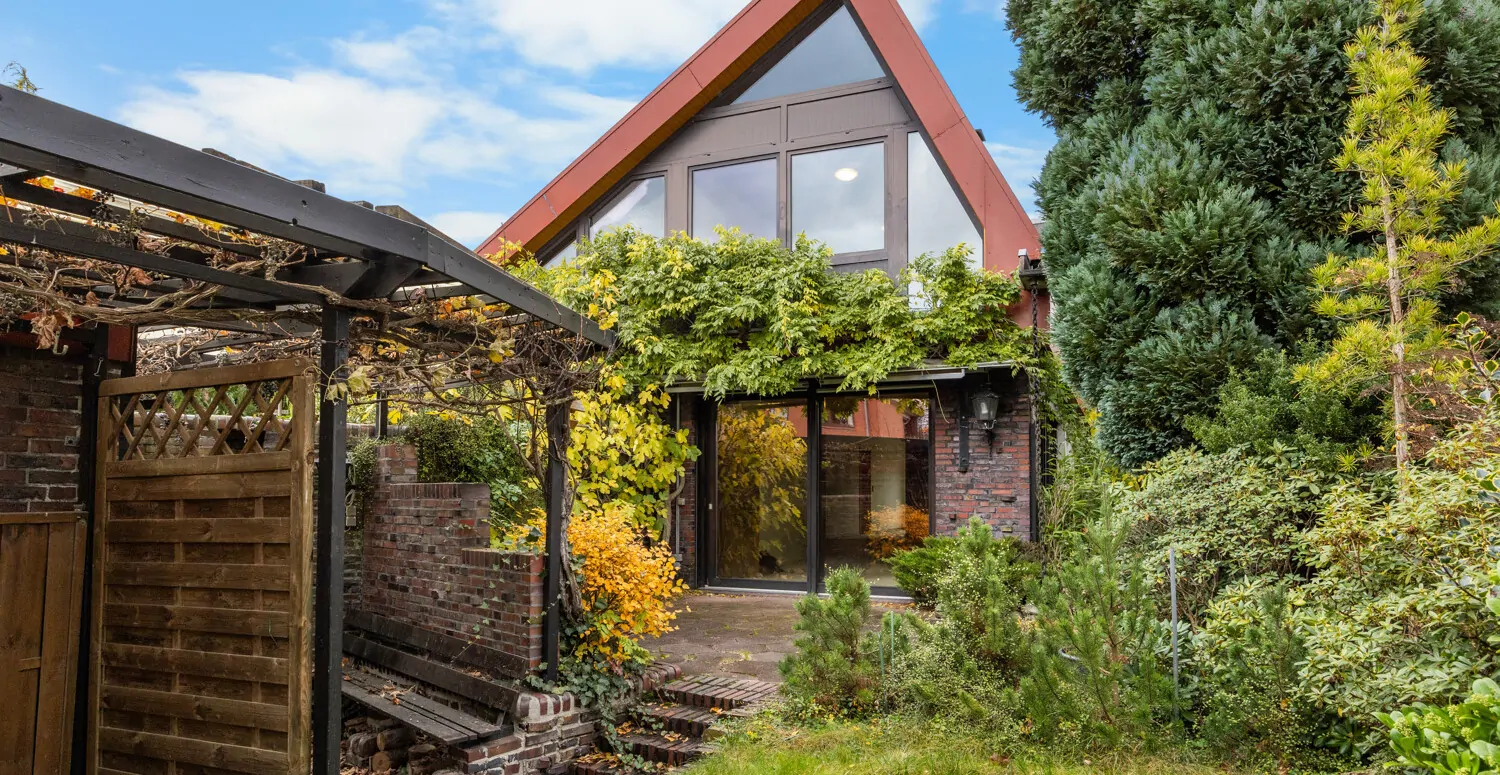 Haus von vorne und Terrasse