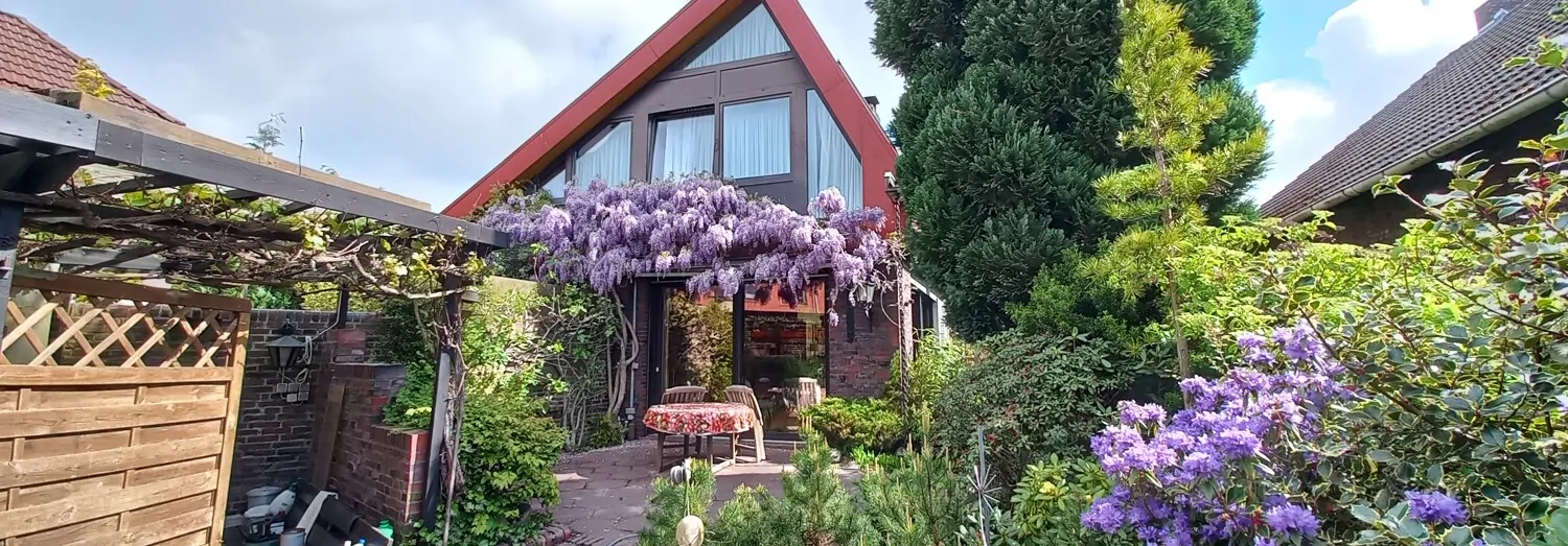 Haus von vorne und Terrasse