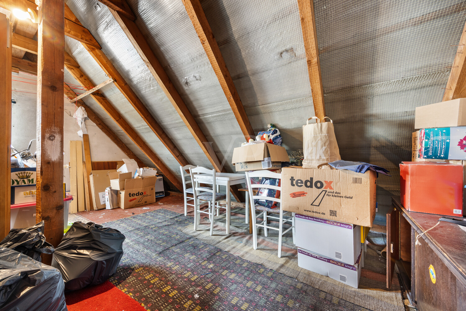 unausgebautes Zimmer im Obergeschoss
