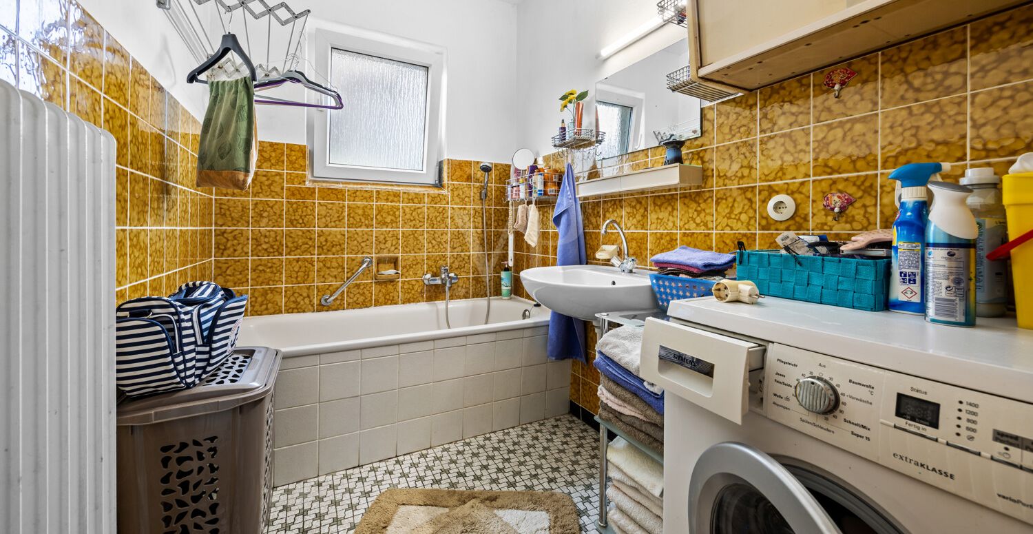 Bad mit Wanne im Erdgeschoss