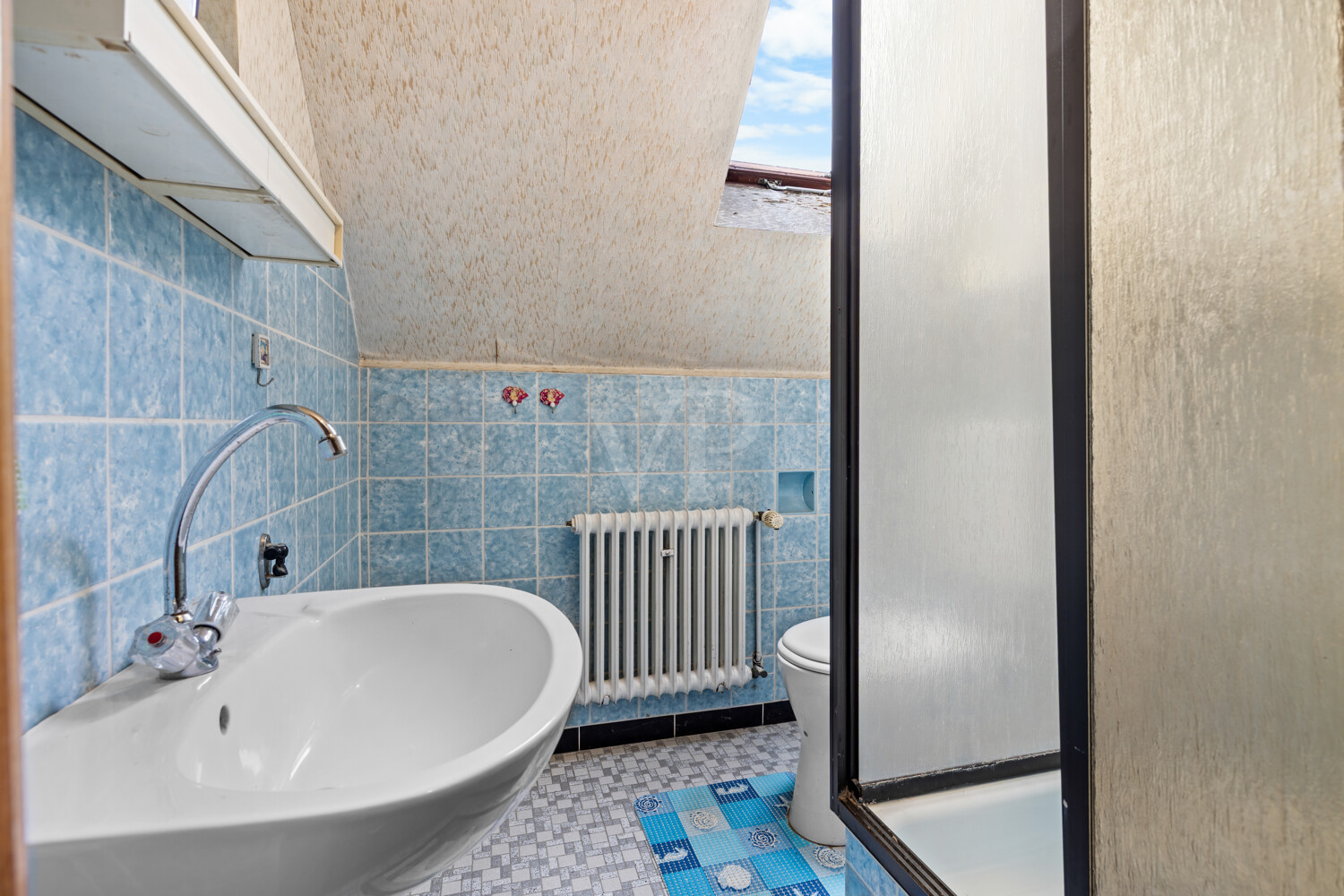 Bad mit Dusche im Obergeschoss